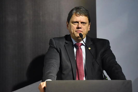Tarcísio desafia Lula ao propor aumento do salário mínimo paulista para R$ 1.640